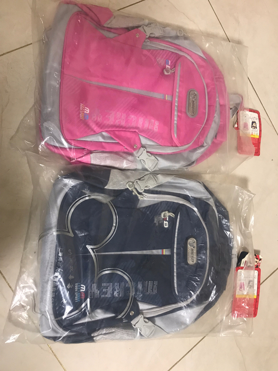 米奇书包全新，两个颜色，带原签价格，可以上...