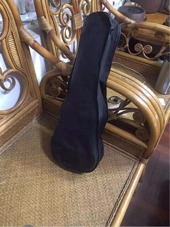 出手一把尤克里里吉他，颜值很高，声音很好听