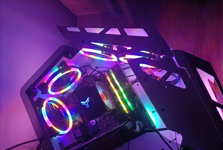 几乎全新机箱 异形机箱一个 旧机箱一个 两...