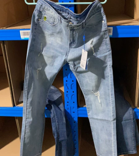 花雨伞男士休闲牛仔裤，破洞款，全新带吊牌，...