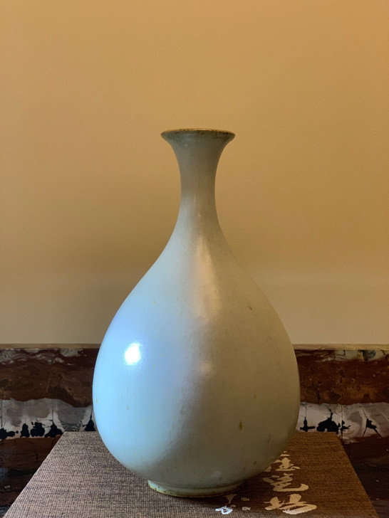 日本青龙窑梨青釉，玉壶春瓶。器型规正，曲线...