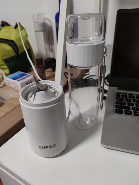 苏泊尔榨汁机，买回来用过两次，放在桌子上一...