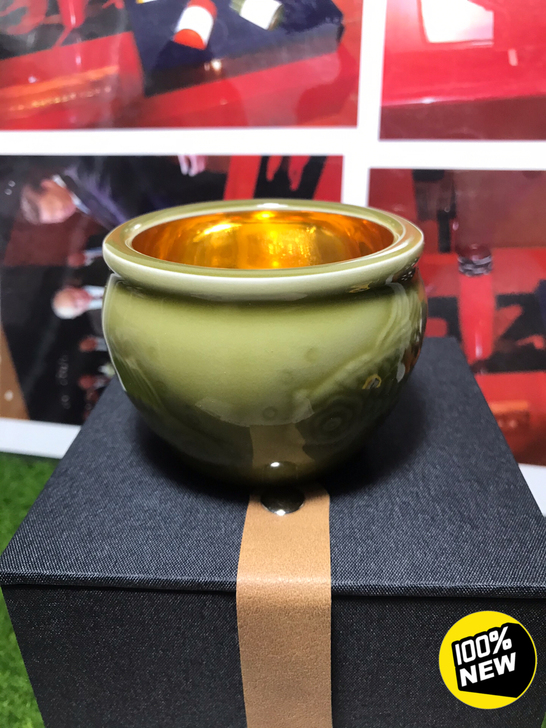 处理一件 青瓷鎏金杯 浮雕如鱼得水