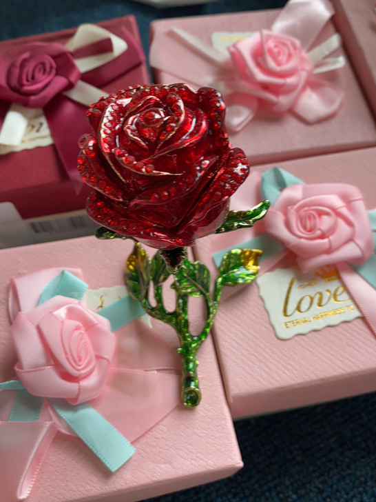 爆款镶钻玫瑰金属戒指盒，全新，有几个外包装...