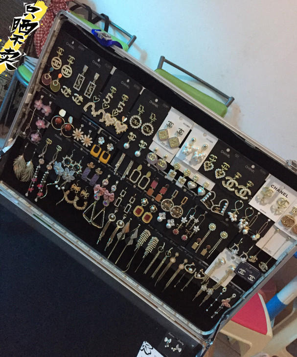 转卖闲置饰品地摊折叠箱