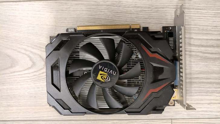 gtx650显卡，使用正常，红圈处两电容安...