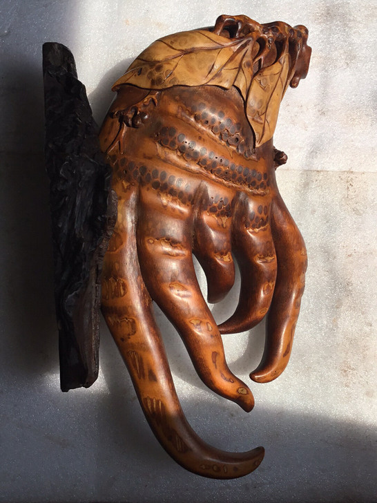 老竹根雕刻佛手一件。尺寸长约35厘米。高约...