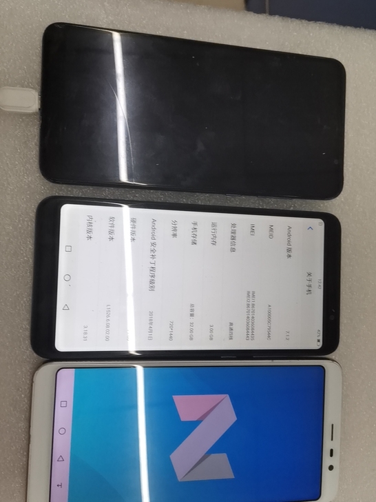 三台海信手机，第一个F26开机屏好外面裂，...
