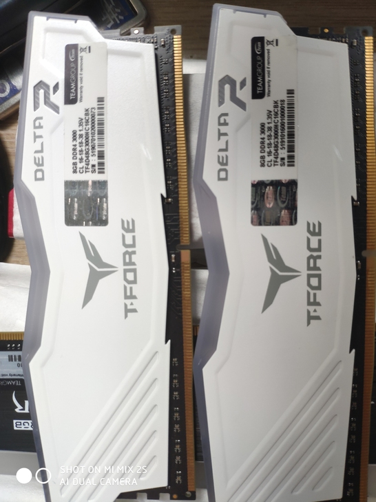 十铨内存灯条DDR4 3000 8G*2...