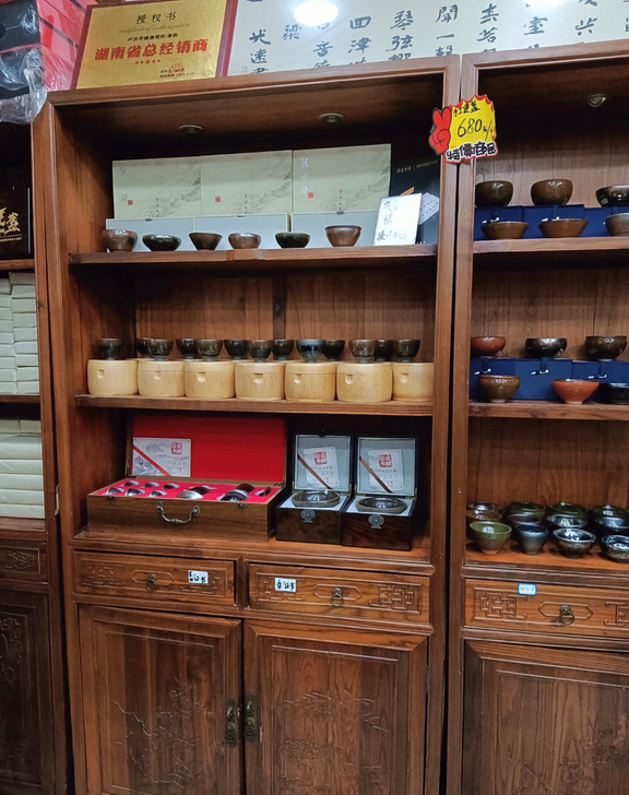 茶叶店门面转让，闲置实木博古架书柜隔断柜货...
