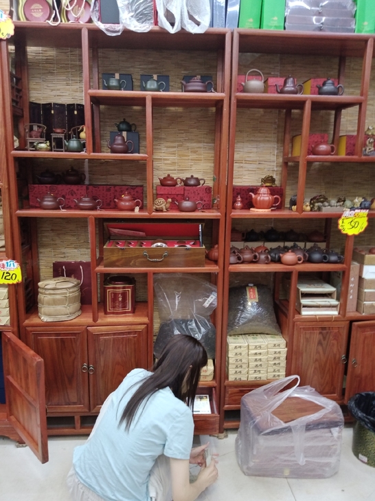 茶楼搬迁,博古架书柜特价处理,宜兴紫砂名家...