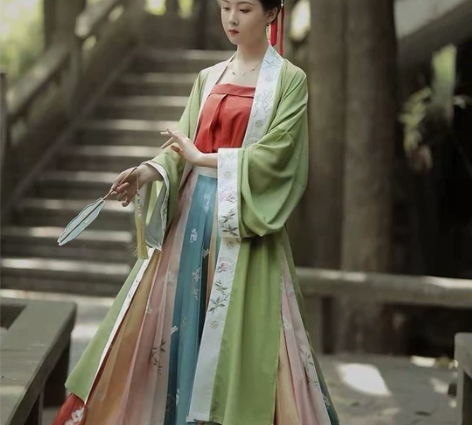 出兰若庭此间春色 秋香绿上衣 M码全新吊牌...