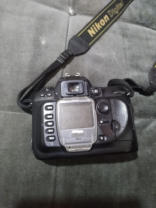 尼康单反相机d100。