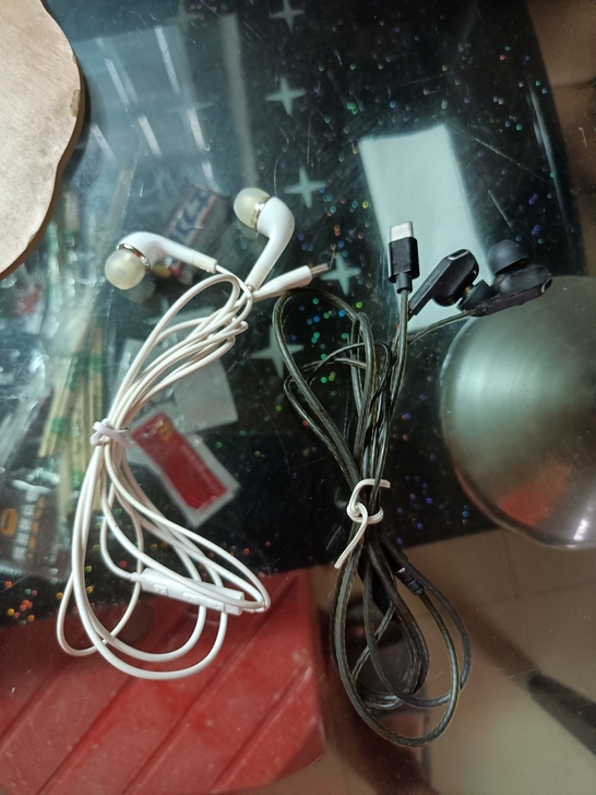 原本手机卖了，现在耳机用不上。两个耳机，其...