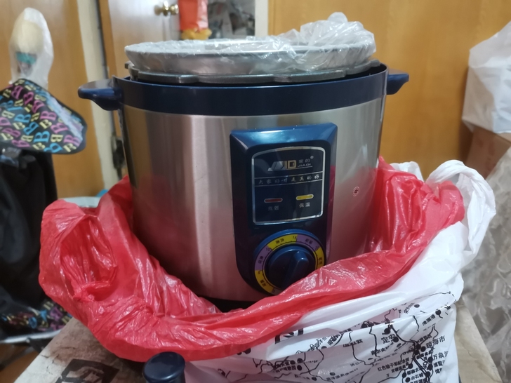 全新电压力锅,没有外包装,介意勿拍。