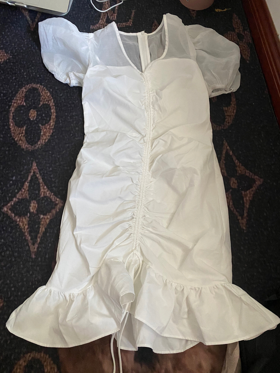 白色鱼尾连衣裙