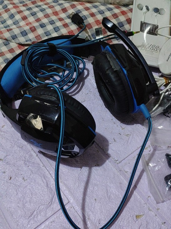 两个因卓g2000耳机，电竞头戴式耳机