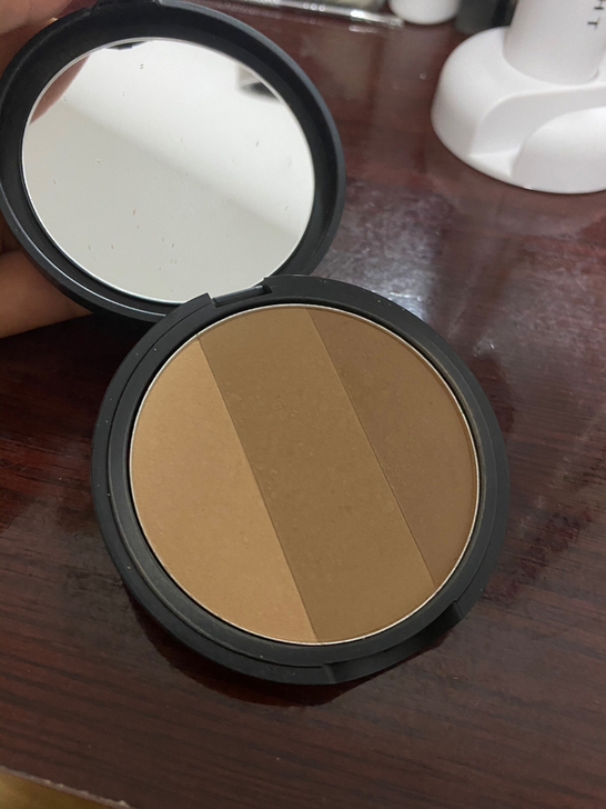 修容粉饼，买了发现不会用，所以比较新（淘宝...