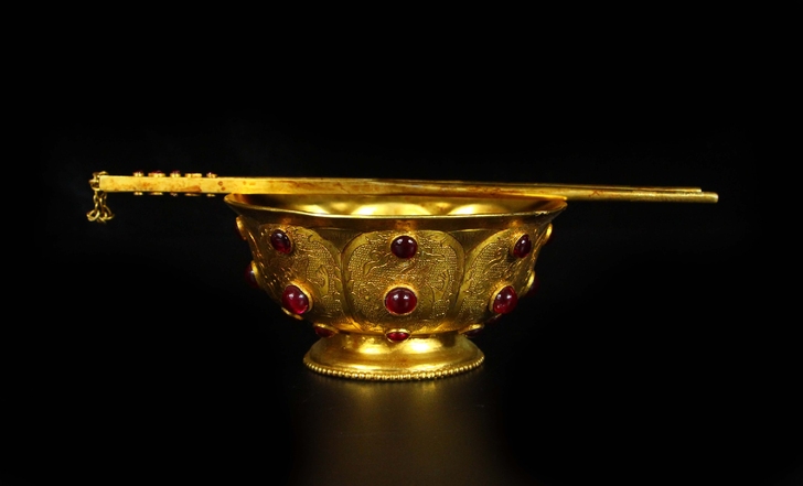 珍藏唐代鎏金镶宝石碗筷，纯手工攢刻，工艺精...