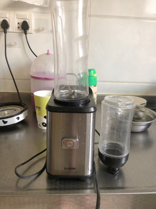 苏泊尔小型榨汁机，配套大中两个杯子