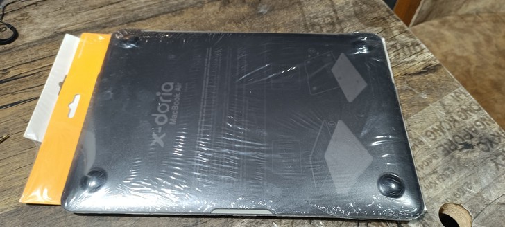 Macbook电脑壳，键盘保护膜，估计还有...