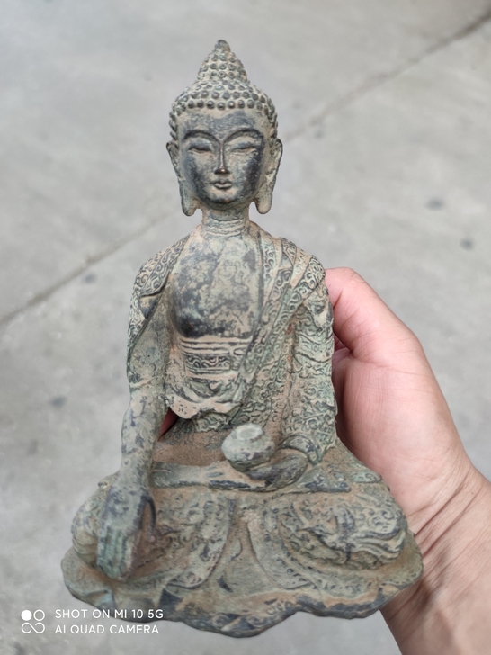 乡下古玩收到老铜佛像一尊，高约18公分左右...