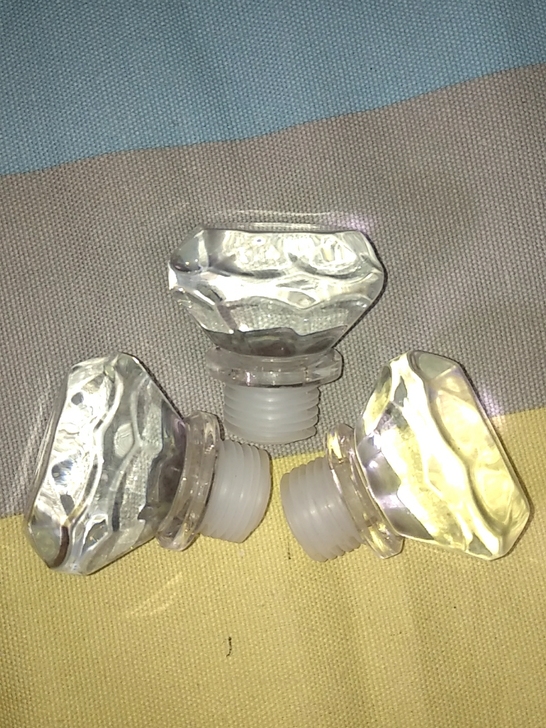 钻石状玻璃制品，有意者留言或者私聊。