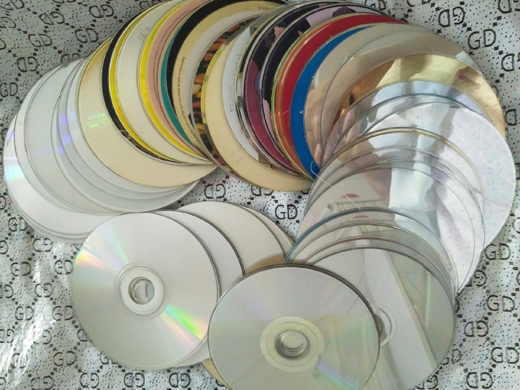 68张光盘:几乎全是电影DVD，含有几张C...