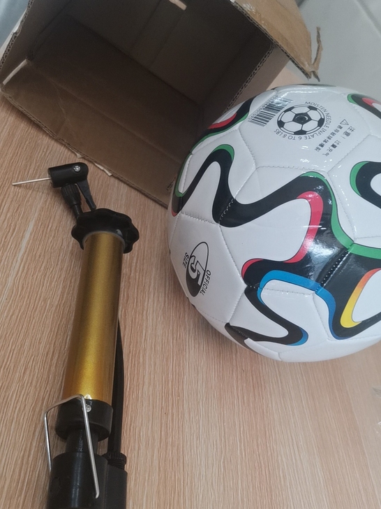 足球全新的,配件齐全。在足球店100买的一...