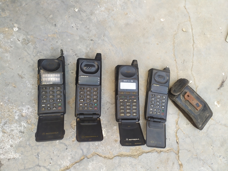 摩托罗拉，三个，另外一个白送，没有充电器，...