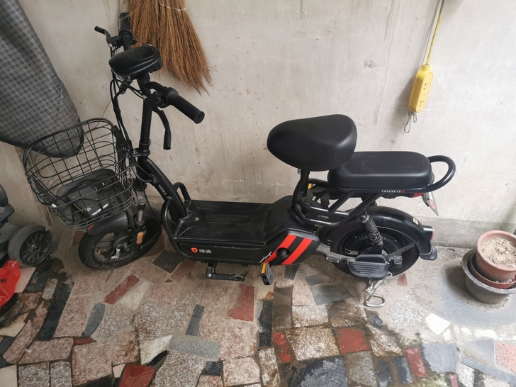 全新雅迪电动车便宜卖了，买来1500.只卖...