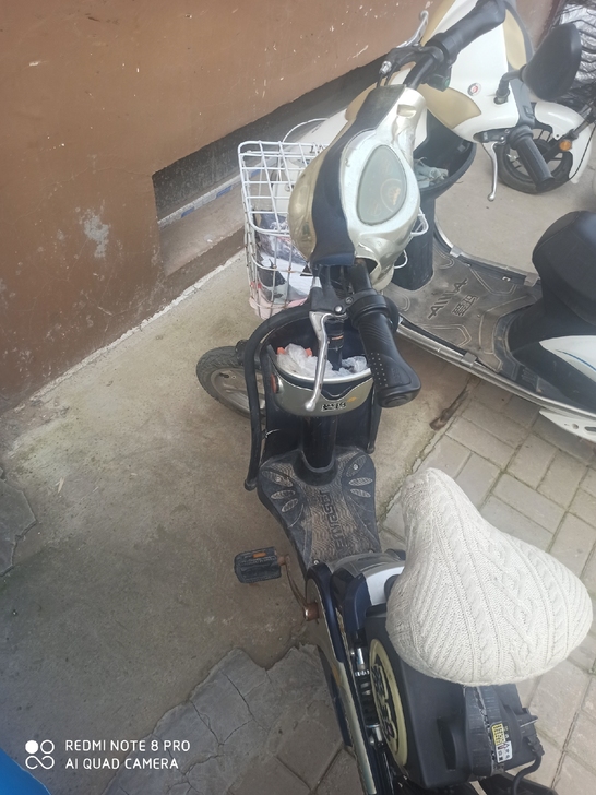 出售爱玛电动车36v 刚换的新电池能跑30...