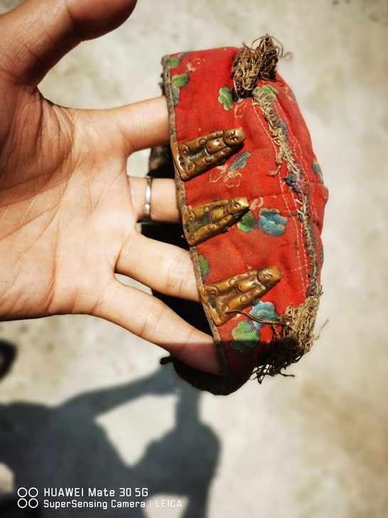 民国时期小孩戴的帽子！三个小铜佛像！完整还...