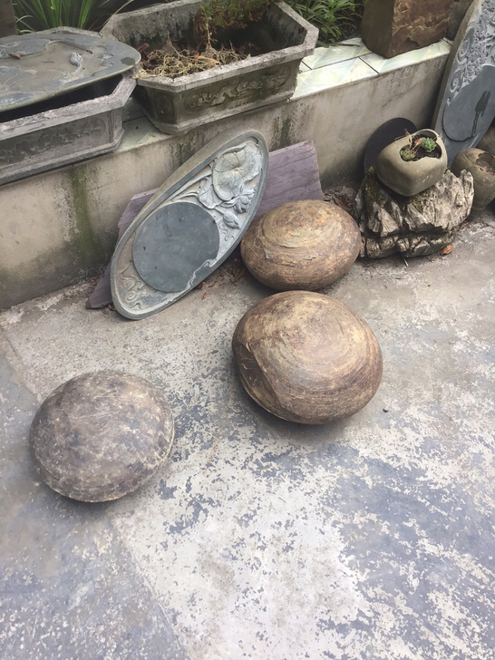 不知道是什么石头，篇圆形的，很圆，不知道是...