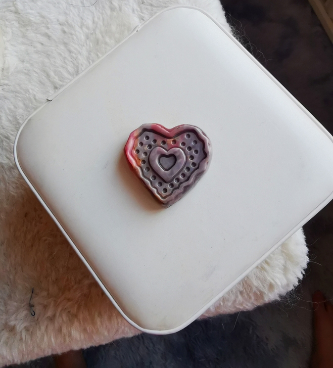 瓷蓝油画精品小件雕刻爱心，颜色很好，可以拿...