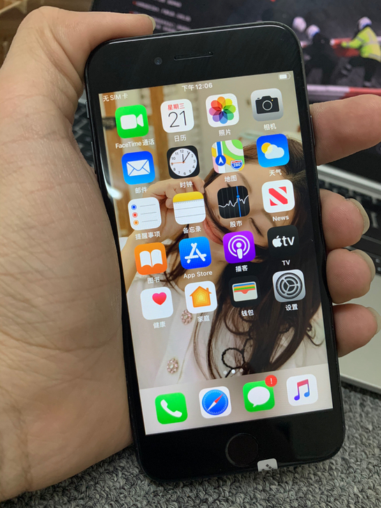 苹果 iPhone8代，黑色 。  64g