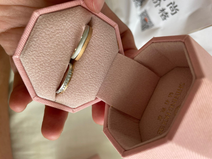 钻石世家结婚对戒。男戒内有一颗钻石仔。颜色...