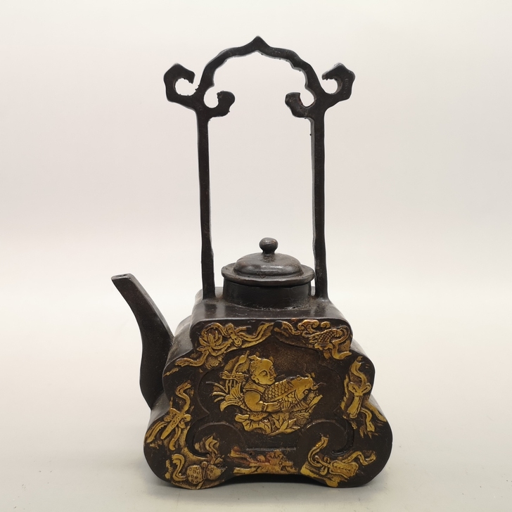 精品铜提梁壶摆件，形制端正； 鎏金工艺 表...