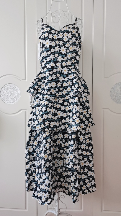 小雏菊印花叠层装饰蛋糕裙连衣裙吊带连衣裙