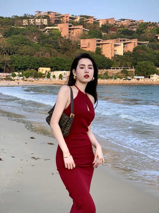 章蜜糖港风女明星显白性感优雅紧身包臀挂脖开...