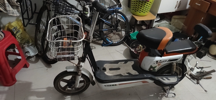 带牌爱玛电动车,四个全新电瓶可以跑三十公里