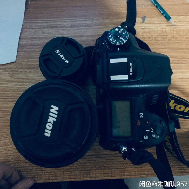 尼康d7100 有两个镜头 读大学的时候买...