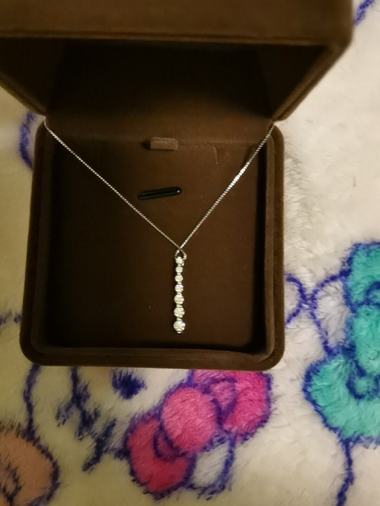 日本购入的。很秀气的一款钻石项链。平时戴得...