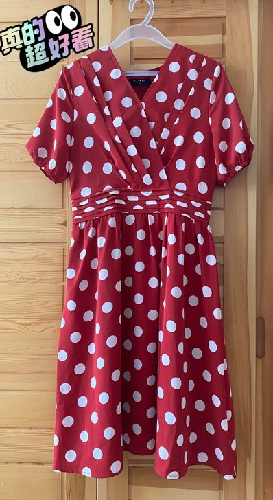 红色波点连衣裙