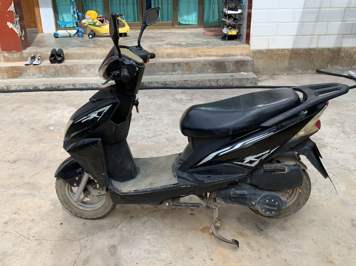 出踏板摩托一张