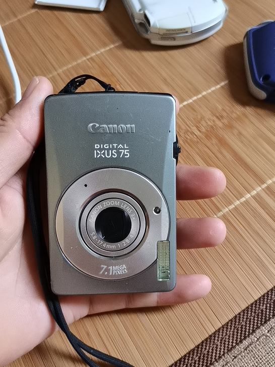 佳能IXUS75,成色如图,运行正常,喜欢...