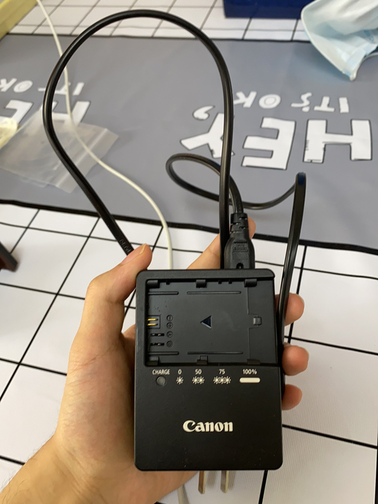 佳能原厂充电器，佳能90d自带，相机卖了二...