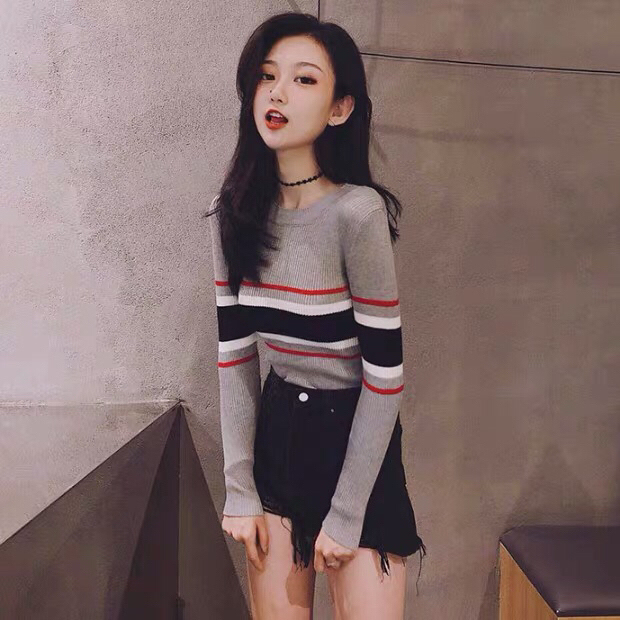 针织衫，仅试穿。无瑕疵。