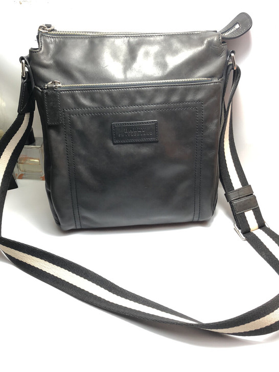 正品 Bally 巴利经典男士邮差包。