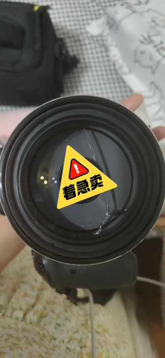 尼康相机几乎全新。镜头有裂痕,不影响使用。...